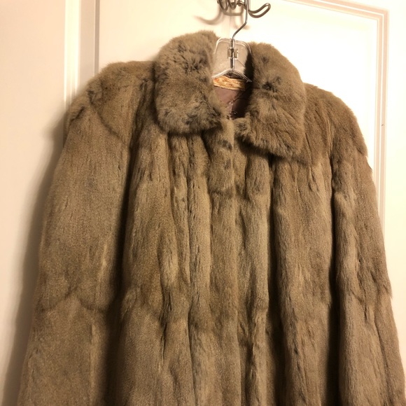Squirrel Fur Cape (FRAGILE/COLLECTORSONLY) - Picture 2 of 3